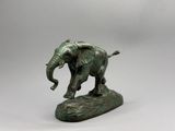 statue d'un éléphant debout sur un rocher, sur fond blanc