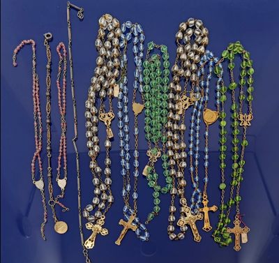 de nombreux types de colliers exposés sur un fond bleu