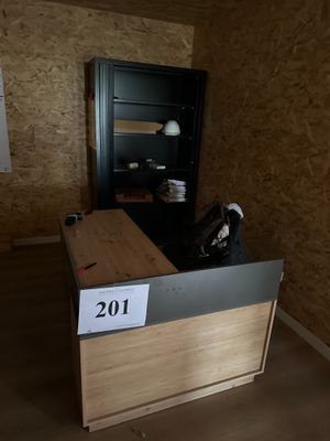 un bureau sur lequel se trouve un téléphone, dans un coin de la pièce