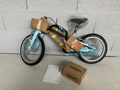 un vélo avec un panier à l'arrière et un autre à l'avant