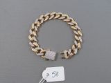 un gros plan sur un bracelet et une étiquette posés sur une table