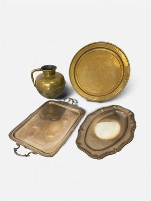 une assiette en or, un plateau et un pichet sur fond blanc