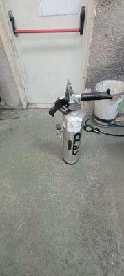 une canette de soda posée par terre à côté d'une borne d'incendie