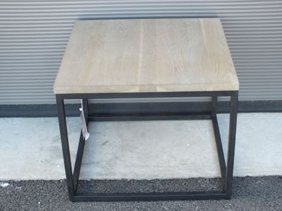 une petite table en bois surmontée d'une structure métallique
