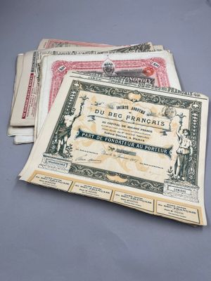 plusieurs anciens billets sont empilés les uns sur les autres