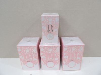 Trois boîtes roses sont empilées les unes sur les autres sur une table