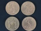 quatre pièces britanniques différentes sur un fond bleu
