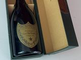 une bouteille de champagne posée dans une boîte sur une table
