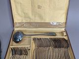 un coffret contenant de l'argenterie sur une table