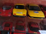 un lot de voitures-jouets exposées dans une vitrine