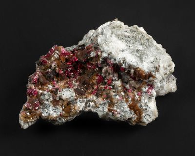 un gros plan sur un morceau de roche recouvert d'une substance rouge