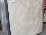 un matelas posé à même le sol dans une pièce