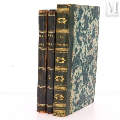 trois livres sont empilés sur une surface blanche