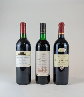 trois bouteilles de vin posées l'une à côté de l'autre sur une table