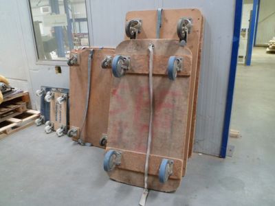 plusieurs pièces de bois sont empilées dans une pièce