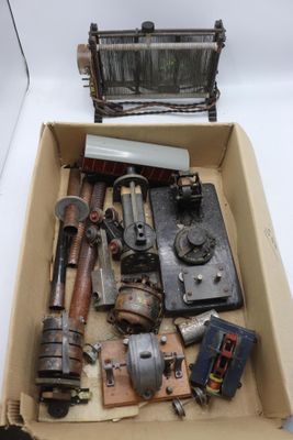 une boîte remplie d'objets assortis posée sur une table