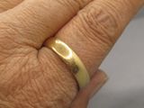 gros plan de la main d'une personne portant une bague