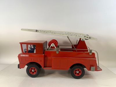un camion de pompiers rouge avec une échelle sur le dessus