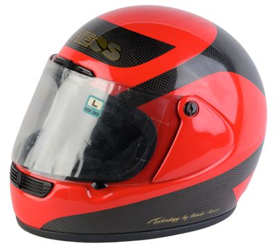Le casque est rouge et noir et est muni d'un étau.
