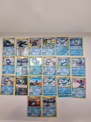 il y a beaucoup de cartes Pokémon accrochées au mur dans la pièce