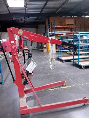 une grue rouge qui se trouve au milieu d'un entrepôt