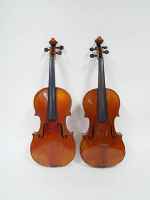une paire de pièces de violon anciennes sur fond blanc