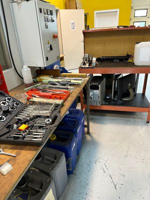 de nombreux outils posés sur un établi dans une pièce