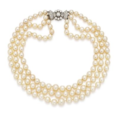 un collier de perles de culture et de diamants