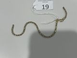 un serpent allongé sur une table, muni d'une étiquette