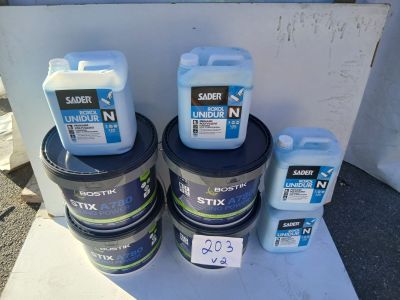 plusieurs pots de peinture sont empilés les uns sur les autres