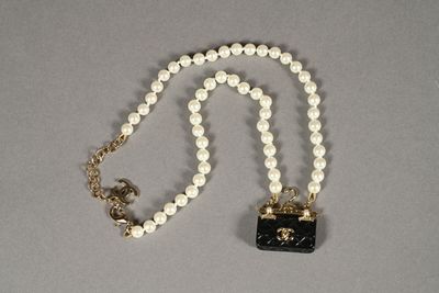 CHANEL. Collier tour de cou en perles fantaisie retenant au …