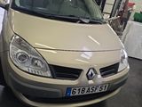 une voiture garée dans un garage et munie d'une plaque d'immatriculation à l'avant
