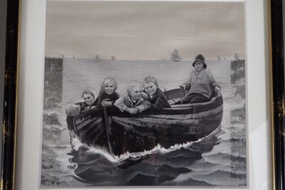 une photo d'une famille dans un bateau sur l'eau