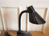 une lampe posée sur une table en bois