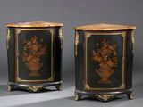 paire de meubles peints en noir et or, ornés de fleurs dans des vases