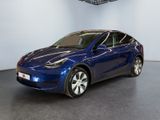 La Tesla Model Y bleue est garée dans un showroom.