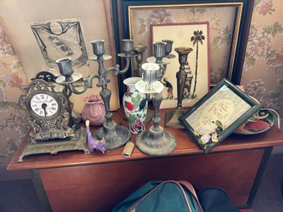 une table sur laquelle sont posés tout un tas d'objets anciens