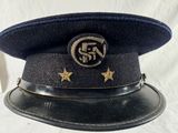 un chapeau orné d'une étoile sur fond blanc