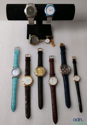 un grand nombre de montres posées sur une table