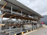 un grand rack de tubes en acier devant un bâtiment