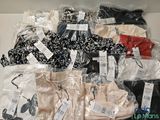 un tas de vêtements posés sur une table
