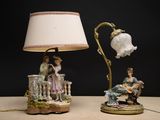 une lampe posée sur une table à côté d'une lampe