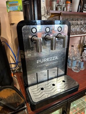 une machine à café posée sur une table
