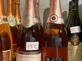 plusieurs bouteilles de vin sont alignées sur un comptoir