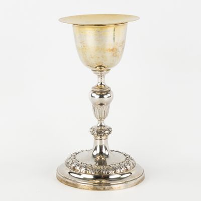 calice en métal plaqué argent sur socle, orné de motifs décoratifs