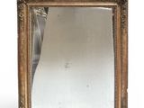 un miroir ancien dans un cadre doré sur fond blanc