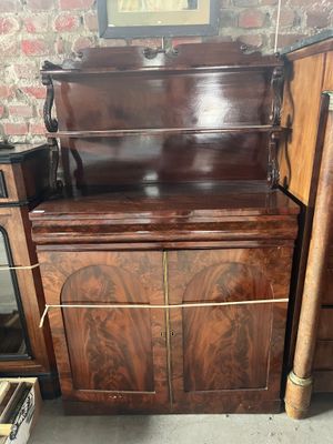 une armoire en bois surmontée d'un miroir