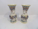 deux vases posés sur une table