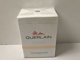 un flacon de parfum Guerlain posé sur une table