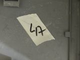 un bout de papier sur lequel est écrit le mot « la »